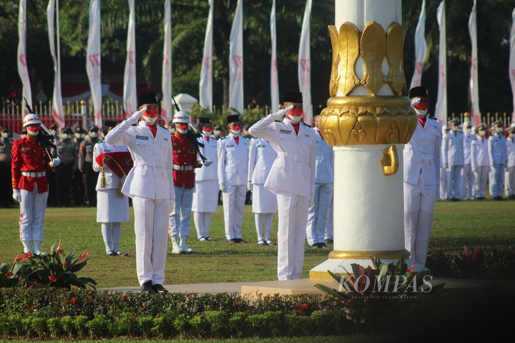 Pasukan pengibar bendera pada peringatan Hari Ulang Tahun ke 77 tahun Republik Indonesia di Rumah Dinas Gubernur Sumatera Selatan, Rabu (17/8/2022). Perayaan tahun ini lebih ramai dibanding tahun lalu yang terbatas lantaran pandemi.