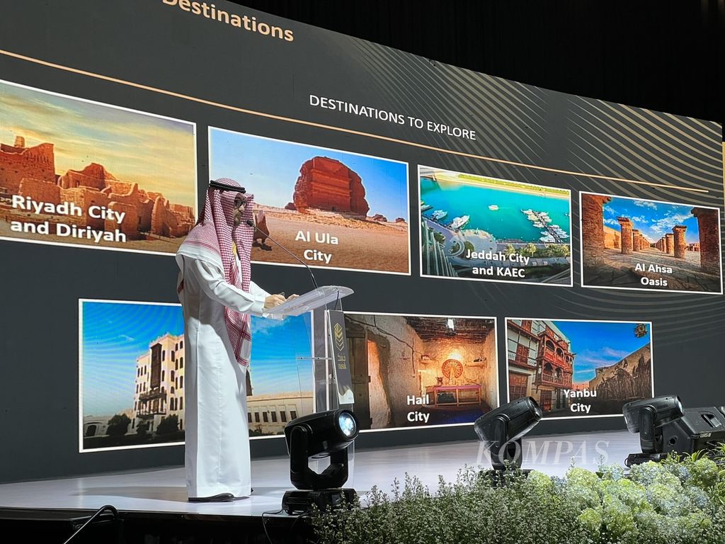 Wakil Presiden Nusuk Arab Saudi Mossaab Hashem di Jakarta, Senin (24/10/2022), memberikan penjelasan mengenai pengembangan dan pembangunan sejumlah daerah tujuan wisata di negaranya yang diharapkan memberikan kontribusi bagi pendapatan negeri kaya minyak tersebut
