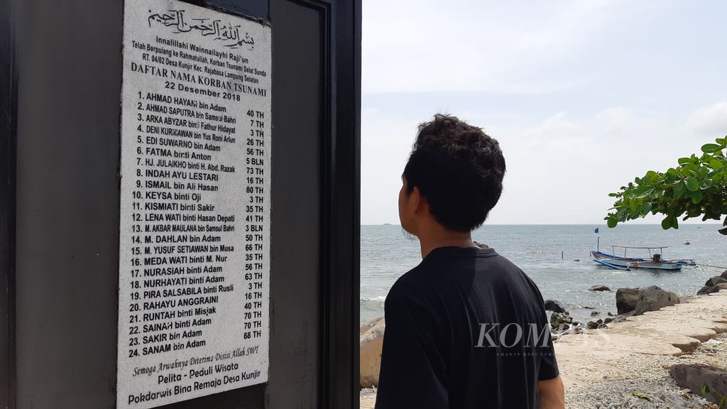 Warga melihat monumen tsunami yang didirikan di Desa Kujir, Kecamatan Rajabasa, Kabupaten Lampung Selatan, Lampung, untuk mengenang bencana, Minggu (22/12/2019).
