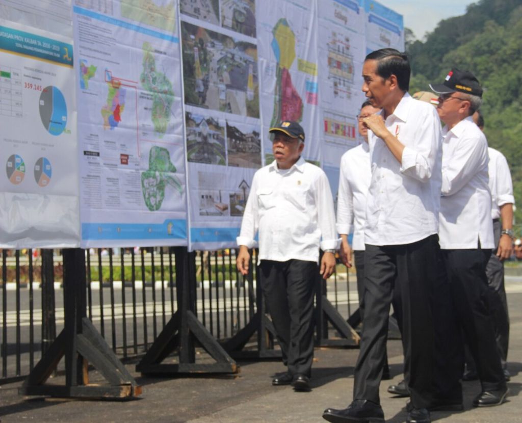 Presiden Joko Widodo meninjau sejumlah proyek pembangunan infrastruktur di Entikong, Kabupaten Sanggau, Kalimantan Barat.