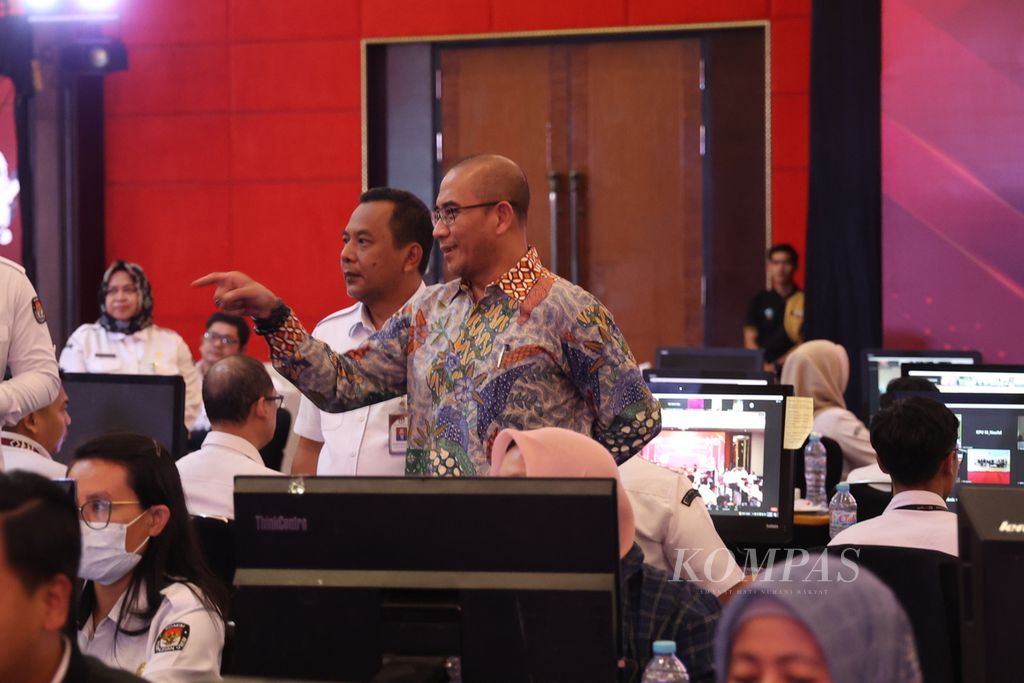 Ketua Komisi Pemilihan Umum (KPU) Hasyim Asy'ari melakukan pemantauan secara daring saat pelantikan anggota Kelompok Penyelenggara Pemungutan Suara (KPPS) secara serentak, di Jakarta, Kamis (25/1/2024). KPU melantik 5.741.127 anggota KPPS yang tersebar di 820.161 tempat pemungutan suara. 