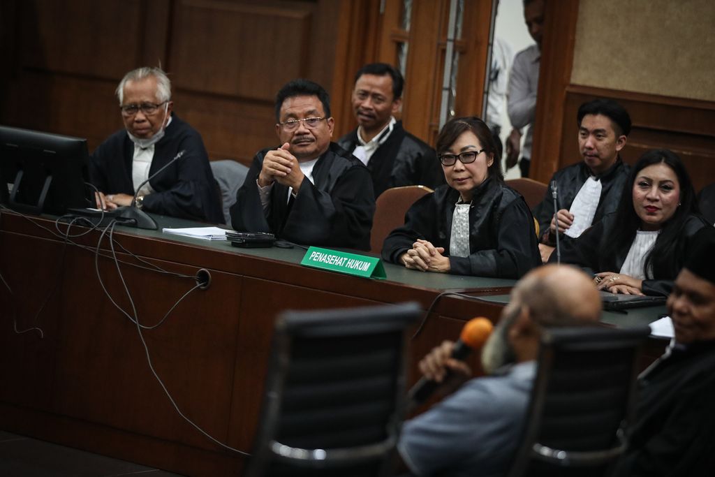 Tim kuasa hukum terdakwa Lukas Enembe menyimak jalannya persidangan di Pengadilan Tindak Pidana Korupsi, Jakarta, Senin (19/6/2023). 