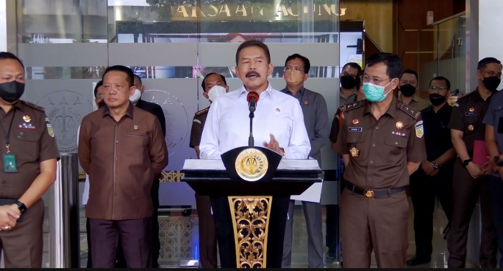  Attorney General Sanitiar Burhanuddin when announcing the determination of four suspects in the corruption of cooking oil export permits in Jakarta, Tuesday (19/4/2022).