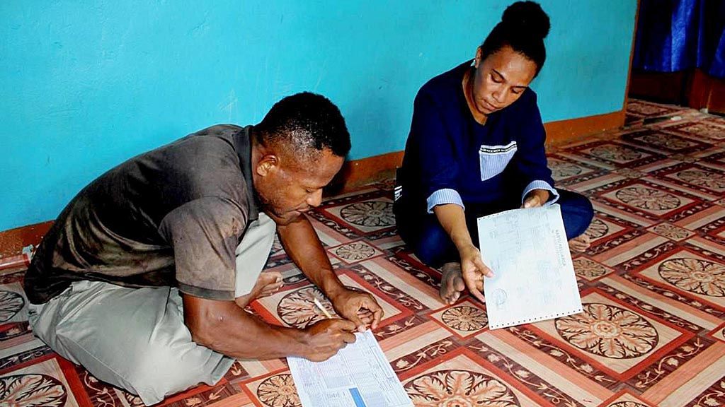 Kegiatan pengisian data awal untuk aplikasi Sistem Administrasi dan Informasi Distrik Sentani Timur di rumah salah satu warga di Kabupaten Jayapura, Papua, Selasa (27/2)