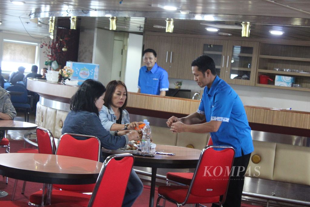Petugas melayani penumpang yang sedang makan siang di KM Kelud ketika sedang berlayar dari Medan, Sumatera Utara, menuju Batam, Kepulauan Riau, pada Selasa (27/2/2023) petang. Berlayar dengan kapal itu serasa berada dalam kapal pesiar.