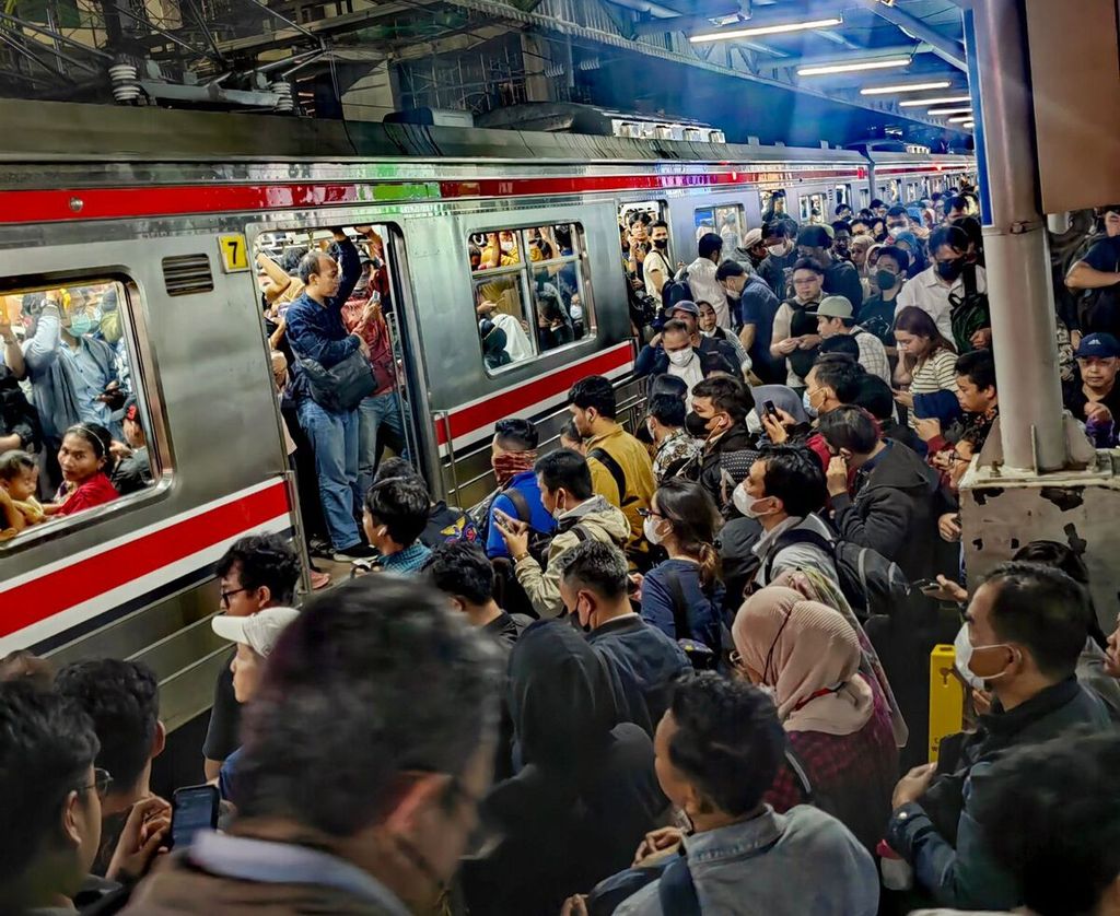 The condition of the commuter line was blocked during the accumulation of passengers due to an incident where the spring bed wire got caught in the train tracks.