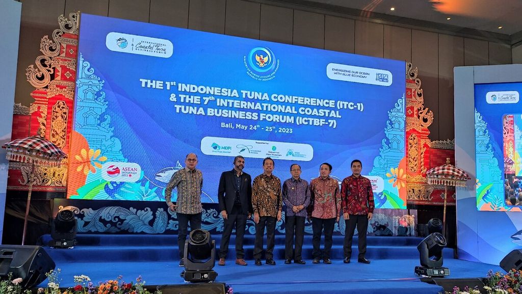 Direktorat Jenderal Perikanan Tangkap Kementerian Kelautan dan Perikanan menggelar acara The 1st Indonesia Tuna Conference (ITC-1) dan The 7th International Coastal Tuna Business Forum (ICTBF-7) di Kuta, Badung, Bali, mulai Rabu (24/5/2023). Konferensi dibuka Menteri Kelautan dan Perikanan Sakti Wahyu Trenggono (ketiga, kiri) dan turut dihadiri Gubernur Bali Wayan Koster (sebelah kanan).