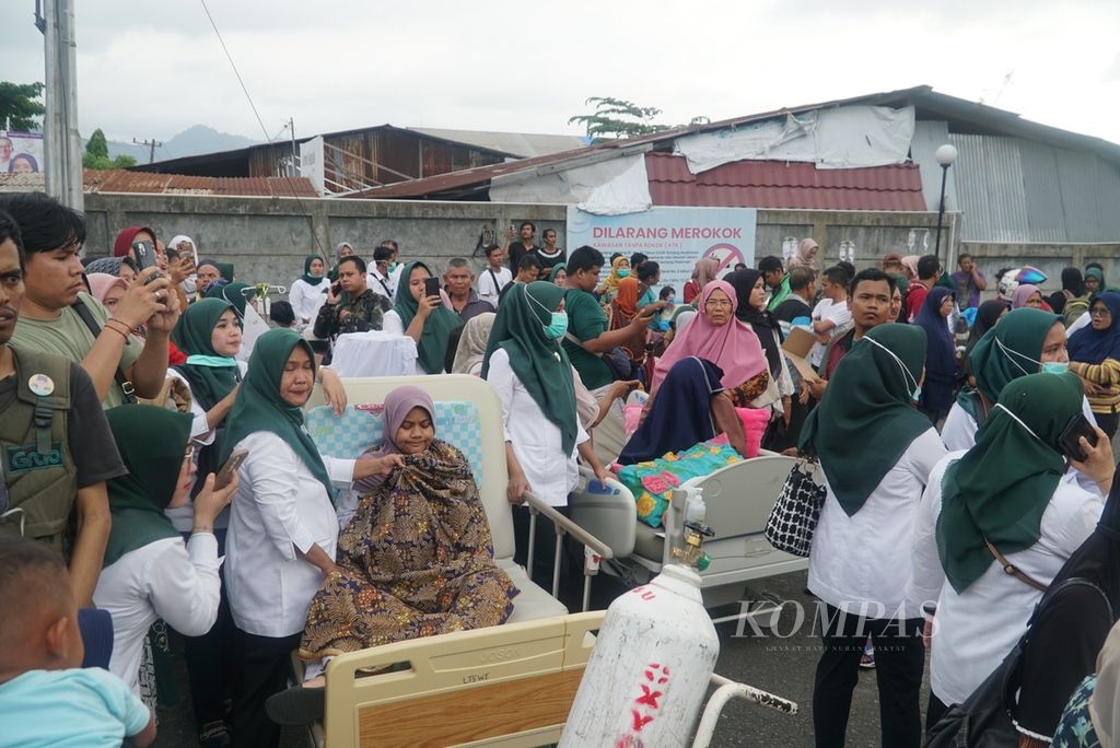 Pasien menunggu ambulans untuk dirujuk ke rumah sakit lain seusai terjadi ledakan dari instalasi AC di Rumah Sakit Semen Padang, Kota Padang, Sumatera Barat, Selasa (30/1/2024). 