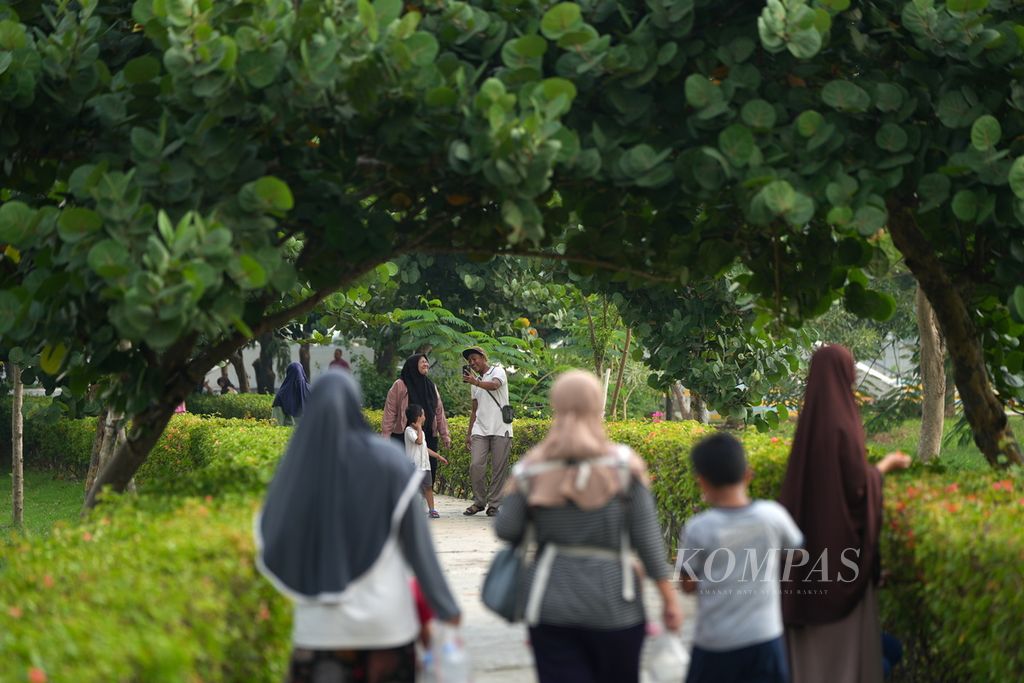 Keceriaan warga menikmati liburan akhir pekan di Taman Sungai Kendal, Kelurahan Rorotan, Kecamatan Cilincing, Jakarta Utara, beberapa waktu lalu. Interaksi sosial masyarakat di ruang publik bisa membantu pembentukan kohesi masyarakat, melepaskan ketegangan mental, hingga mencegah munculnya ide bunuh diri. 