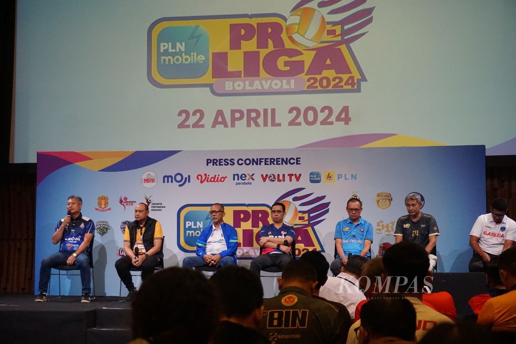 Sejumlah perwakilan tim putra peserta Proliga 2024 menjawab pertanyaan wartawan dalam konferensi pers di Jakarta, Senin (22/4/2024).