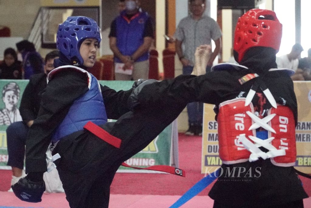 Atlet bertarung dalam Kejuaraan Nasional V Hapkido Indonesia di Auditorium Universitas Negeri Padang, Kota Padang, Sumatera Barat, Sabtu (6/8/2022). Kejurnas yang digelar 6-7 Agustus 2022 dan diikuti oleh 363 atlet dari 23 provinsi ini menjadi ajang atlet untuk persiapan PON XXI Aceh-Sumatera Utara 2024 yang untuk pertama kali mempertandingkan hapkido.