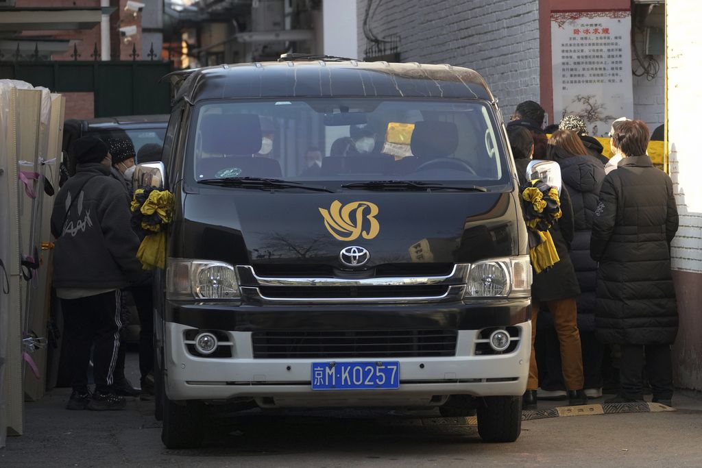 Orang-orang memindahkan jenazah yang dibungkus dengan kantong jenazah berwarna kuning ke kendaraan yang diparkir di kamar jenazah sebuah rumah sakit di Beijing, China, Kamis (5/1/2023). Saat Covid-19 merebak di China, negara-negara lain dan WHO meminta Pemerintah China berbagi lebih banyak data komprehensif tentang Covid-19. 