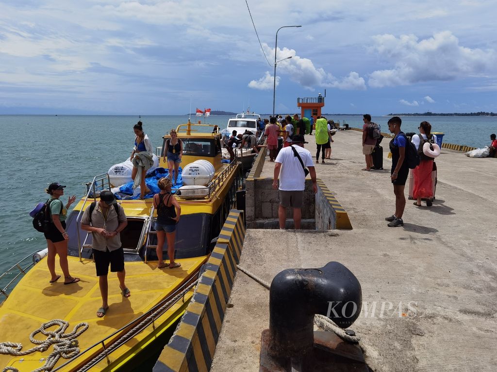 Wisatawan naik ke kapal cepat masing-masing di dermaga Pelabuhan Bangsal, Kecamatan Pemenang, Kabupaten Lombok Utara, Nusa Tenggara Barat, Selasa (18/10/2022). 