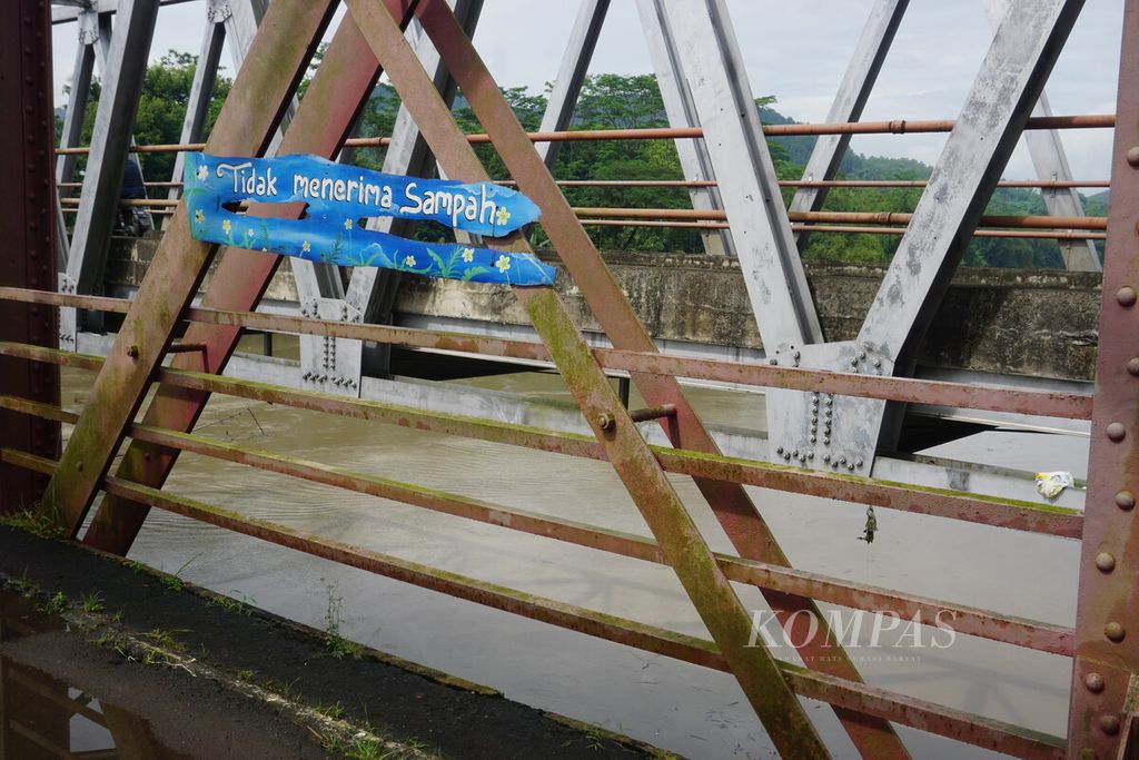 Suasana Jembatan Merah di Patikraja, Banyumas, Jawa Tengah, Jumat (8/4/2022).