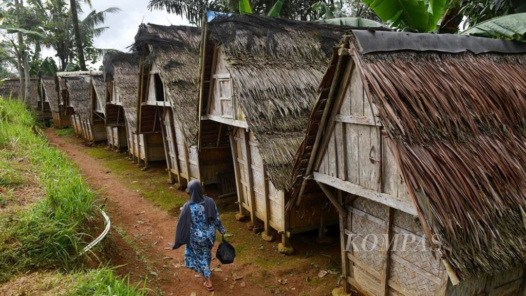 Sebagian lumbung padi milik warga di Desa Sirnaresmi, Kecamatan Cisolok, Kabupaten Sukabumi, Kamis (3/1/2018). Lumbung padi ini digunakan masyarakat adat untuk menyimpan hasil panen.