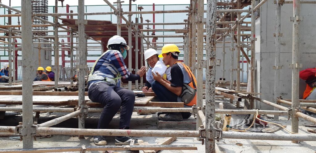 Sejumlah pekerja berdiskusi tentang pengerjaan pembangunan proyek Apartemen Meikarta, Cikarang, Jawa Barat, Jumat (12/4/2019) pagi.