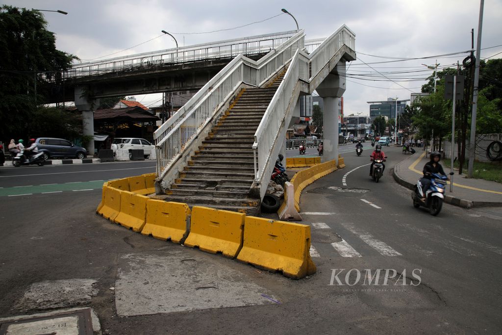 Jembatan penyeberang orang di Jalan Dewi Sartika, Cawang, Jakarta, Rabu (18/1/2023). 