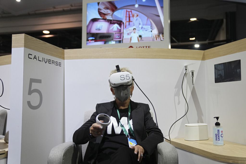 Kelly Taylor tries out a metaverse virtual shopping experience at the LOTTE Data Communication booth during the CES tech show Wednesday, Jan. 5, 2022, in Las Vegas. (AP Photo/Joe Buglewicz)