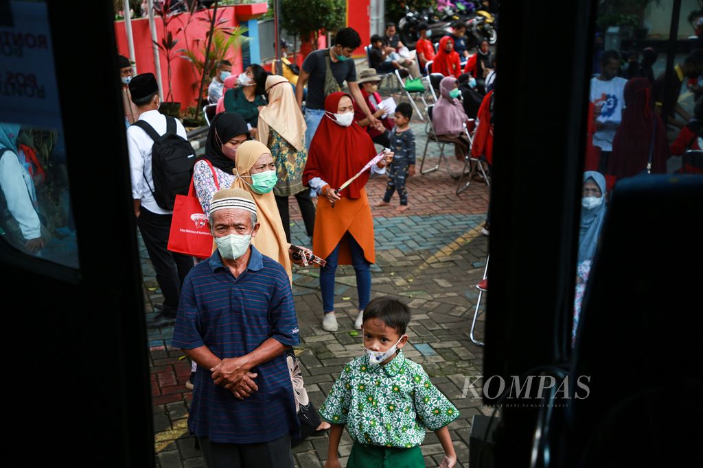 Warga menunggu proses rontgen paru dalam kegiatan penapisan tuberkulosis (TBC) di Kantor Kecamatan Larangan, Kota Tangerang, Banten, Kamis (5/1/2023). Indonesia merupakan salah satu negara dengan beban tuberkulosis atau TBC tertinggi di dunia. 