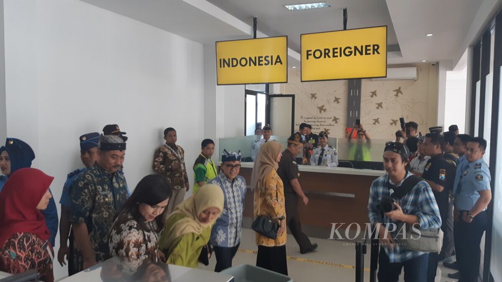 Suasana pemeriksaan imigrasi di Bandara Banyuwangi, Jawa Timur, Rabu (19/12/2018). Setelah mendapat izin operasional sementara sebagai bandara internasional, penerbangan perdana Banyuwangi-Kuala Lumpur langsung dibuka dan dilayani Citilink.