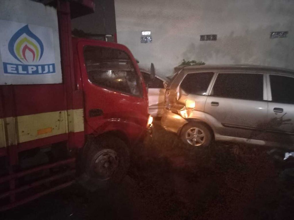 Kecelakaan beruntun di Jalan Perumahan Puri Lavender, Kamis (11/8/2022). Dua orang meninggal dan satu orang luka berat.