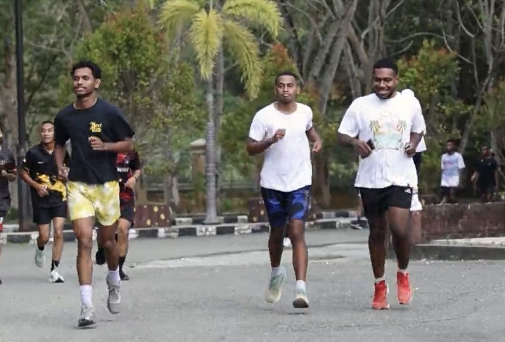 Aktivitas warga Kota Jayapura berlari di kawasan gedung otonom, Distrik Abepura, Kota Jayapura, Papua, Jumat (18/10/2024).