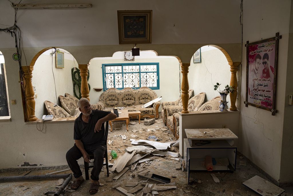 Salah satu rumah di Gaza, Palestina, pada Jumat (27/10/2023). Rumah itu hancur oleh serangan udara Israel.  Seruan berbagai pihak soal gencatan senjata di Gaza tidak diindahkan oleh Israel dan pendukungnya.