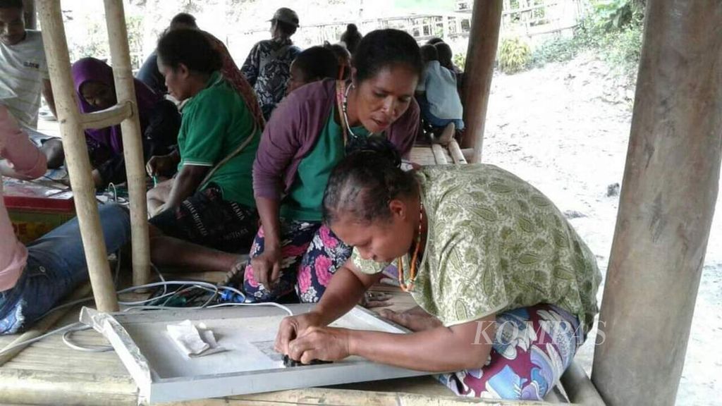 Kelompok ibu-ibu dari Desa Manetwati Kabupaten Alor sedang belajar merakit listrik tenaga surya di desa itu, Mei 2021.