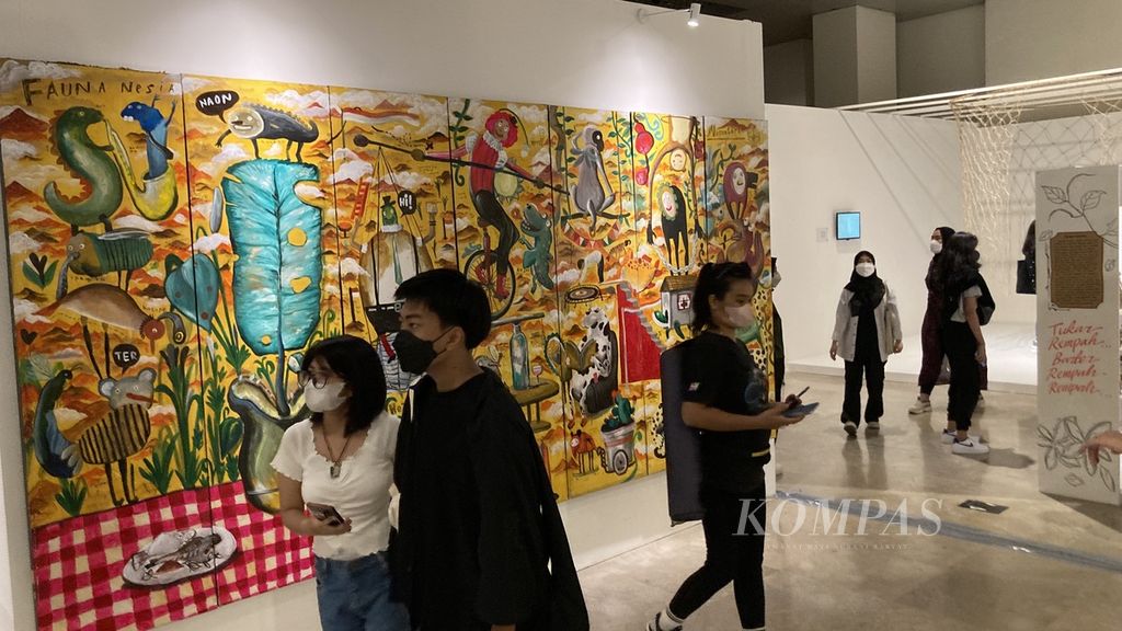 Publik mengunjungi pameran Seni Erlangga Art Awards 2022 di Museum Nasional, Jakarta, Minggu (15/5/2022). Pameran ini menampilkan 110 karya seni, seperti lukisan, instalasi, film pendek, dan foto. Pameran berlangsung pada 14 Mei 2022 hingga 12 Juni 2022.