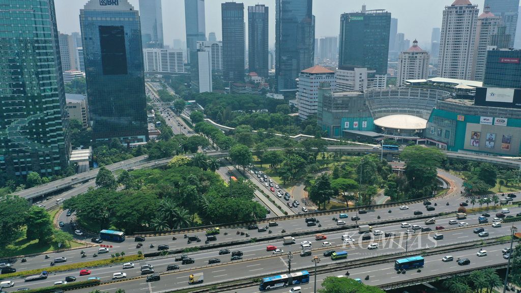 Kendaraan lalu lalang berlatar gedung perkantoran di kawasan Semanggi, Jakarta Pusat, Rabu (12/10/2022). 
