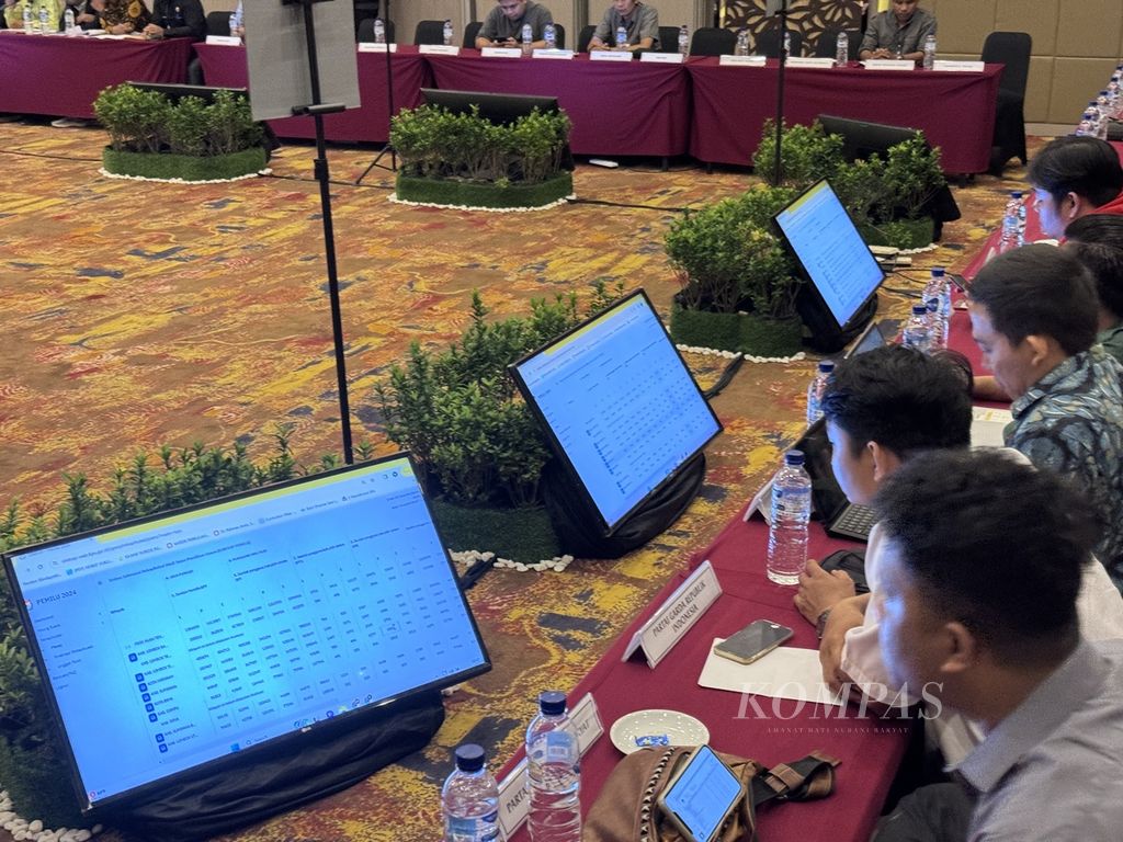 Peserta melihat layar yang menampilkan laman situs Sirekap pada Rapat Pleno Terbuka Rekapitulasi Hasil Penghitungan Perolehan Suara Tingkat Provinsi Nusa Tenggara Barat (NTB) dan Penetapan Perolehan Suara Anggota DPRD Provinsi NTB Pemilu 2024 di Mataram, Selasa (5/3/2024). 
