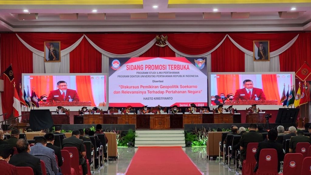 Sekretaris Jenderal PDI-P Hasto Kristiyanto memaparkan disertasinya berjudul Diskursus Pemikiran Geopolitik Soekarno dan Relevansinya terhadap Pertahanan Negara” di Universitas Pertahanan, Sentul, Bogor, Senin (6/6/2022).