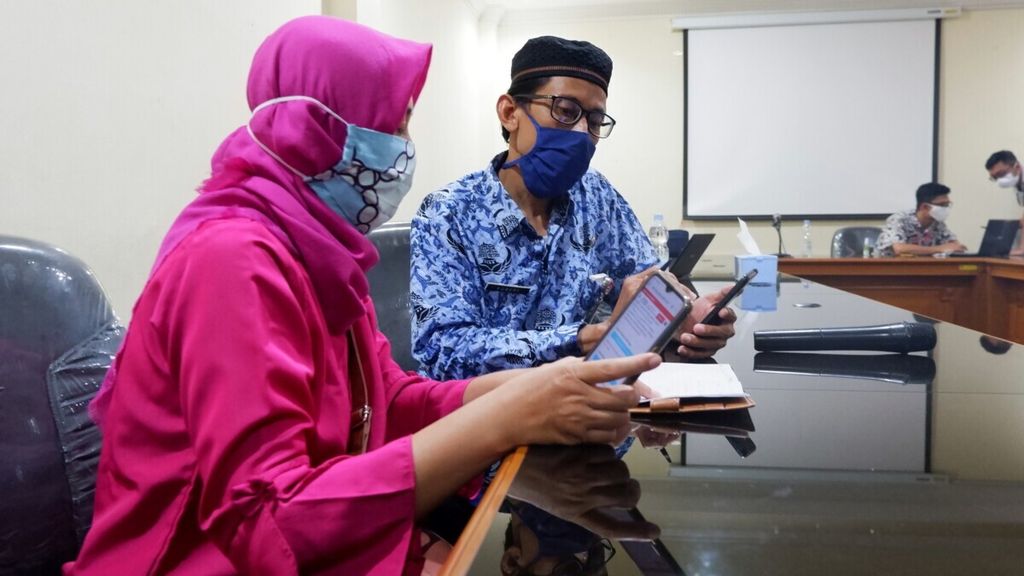 IIlustrasi. Orangtua siswa mendapat penjelasan dari petugas di Posko Penerimaan Peserta Didik Baru (PPDB) Jawa Tengah, Dinas Pendidikan dan Kebudayaan Jateng, Kota Semarang, Rabu (17/6/2020). PPDB Jateng, yang berlangsung secara daring, berlangsung 17-25 Juni 2020.