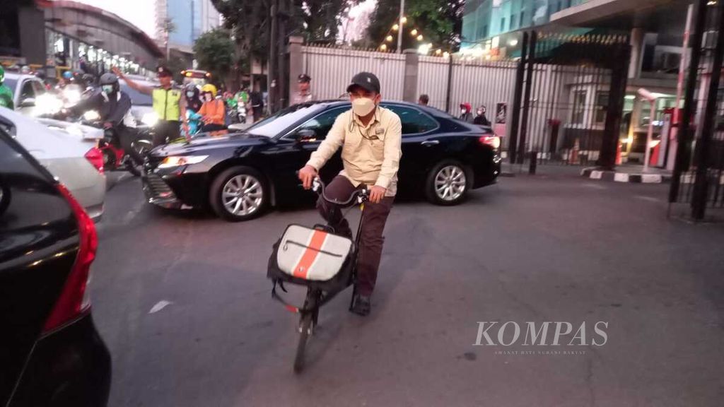 Ketua Umum Bike to Work Indonesia Fahmi Saimima (42) menggunakan sepeda dan transportasi umum saat pulang dari kantornya di Jakarta Selatan menuju rumahnya di Bekasi, Jawa Barat, Senin (4/9/2023). Selain hemat dan sehat, Fahmi juga mendapatkan manfaat sosial karena bisa berinteraksi dengan banyak orang yang ditemuinya di jalan.