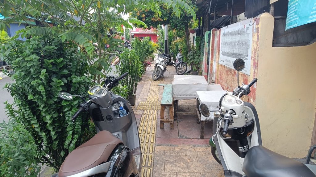 Trotoar di Jalan Rawabelong, Palmerah, Jakarta Barat, yang digunakan untuk parkir motor dan aktivitas perdagangan, Senin (31/10/2022).
