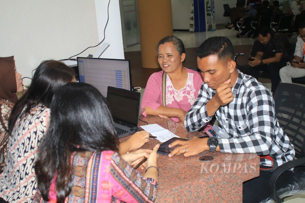 Masyarakat mulai mengakses layanan di Mal Pelayanan Publik Medan di bekas Plaza Ramayana Pringgan, Jalan Iskandar Muda, Medan, Sumatera Utara, Kamis (25/1/2024).