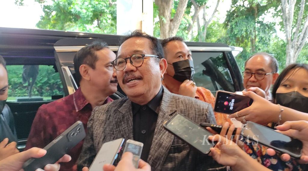 Ketua PHRI Bali, yang juga Wakil Gubernur Bali, Tjokorda Oka Artha Ardana Sukawati memberikan keterangan kepada wartawan seusai acara penyerahan sertifikat asesmen SMPAP di Jimbaran, Badung, Jumat (4/11/2022).