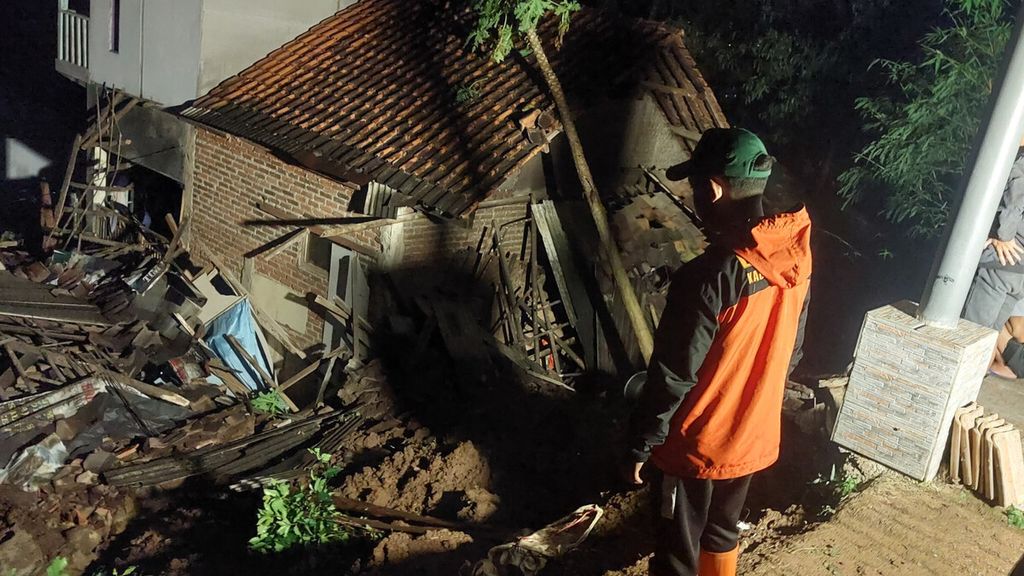 Salah satu rumah warga di Desa Sukarame, Kabupaten Bandung, Jawa Barat, yang terdampak longsor akibat hujan deras pada Senin (8/7/2024). Tak ada korban jiwa dalam peristiwa ini.