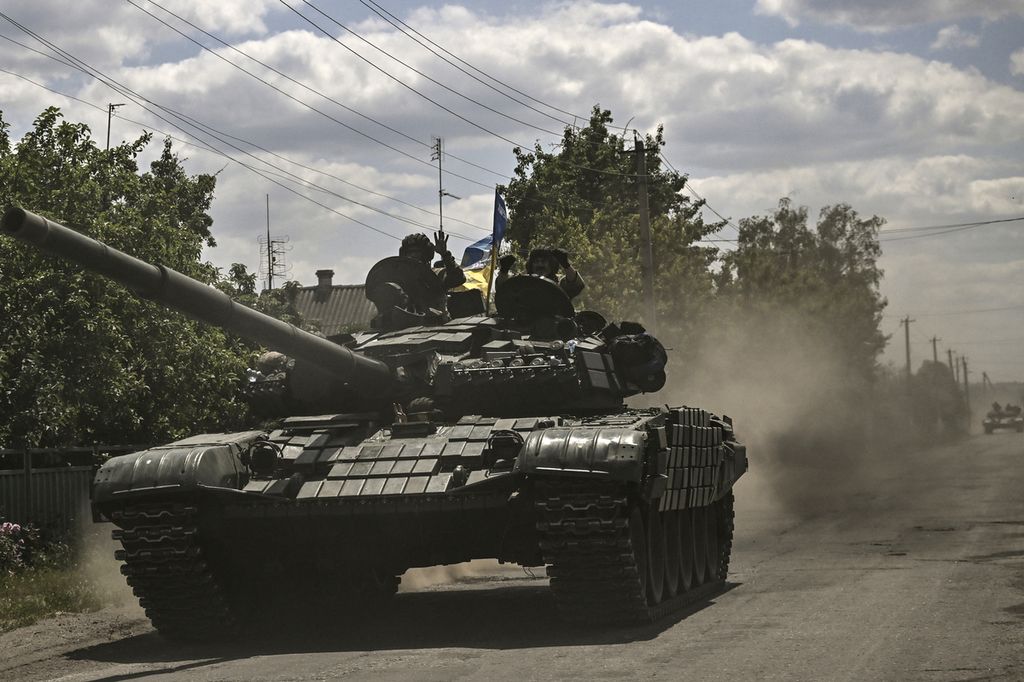 Anggota pasukan Ukraina bergerak menuju garis depan dengan tank tempur utama (MBT) tentara di wilayah Donbas, Ukraina timur, 7 Juni 2022. 
