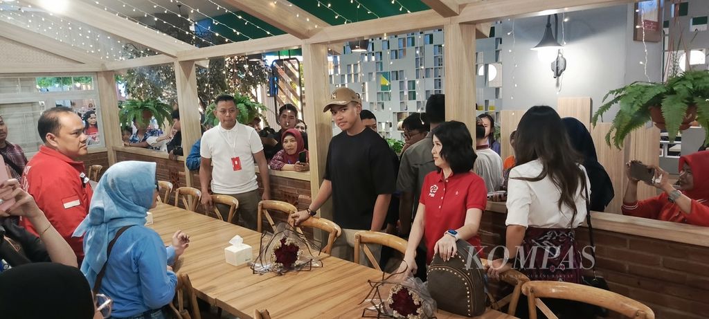 Kaesang Pangarep, Ketua Umum PSI, Senin (4/12/2023), berkunjung ke Mal Olympic Garden di Kota Malang, Jawa Timur. Di sana, ia bertemu dan berdialog dengan para <i>influencer</i>.