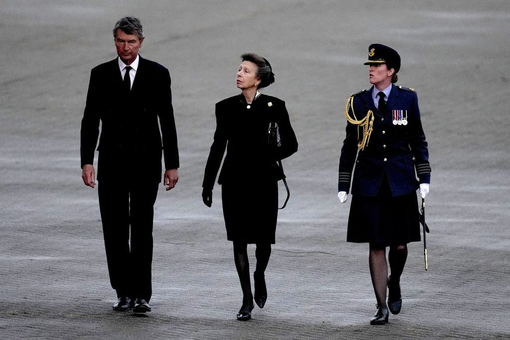 Putri Anne (tengah), putri semata wayang mendiang Ratu Elizabeth II dan Pangeran Philip, disertai sang suami, Timothy Laurence (kiri), mengiringi peti mati Sang Ibu yang baru tiba di Pangkalan Militer Angkatan Udara Kerajaan RAF Northolt, London, Selasa (13/9/2022 ) petang.