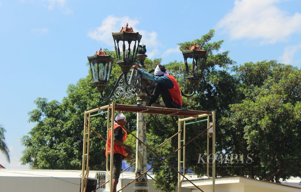 Two workers are installing garden lights in the west courtyard of the Vredeburg Fort Museum in Yogyakarta, on Saturday (27/4/2024). The museum's revitalization, managed by the Public Service Agency for Museums and Cultural Heritage Conservation or the Indonesian Heritage Agency (BLU MCB/IHA), is targeted to be completed by June.