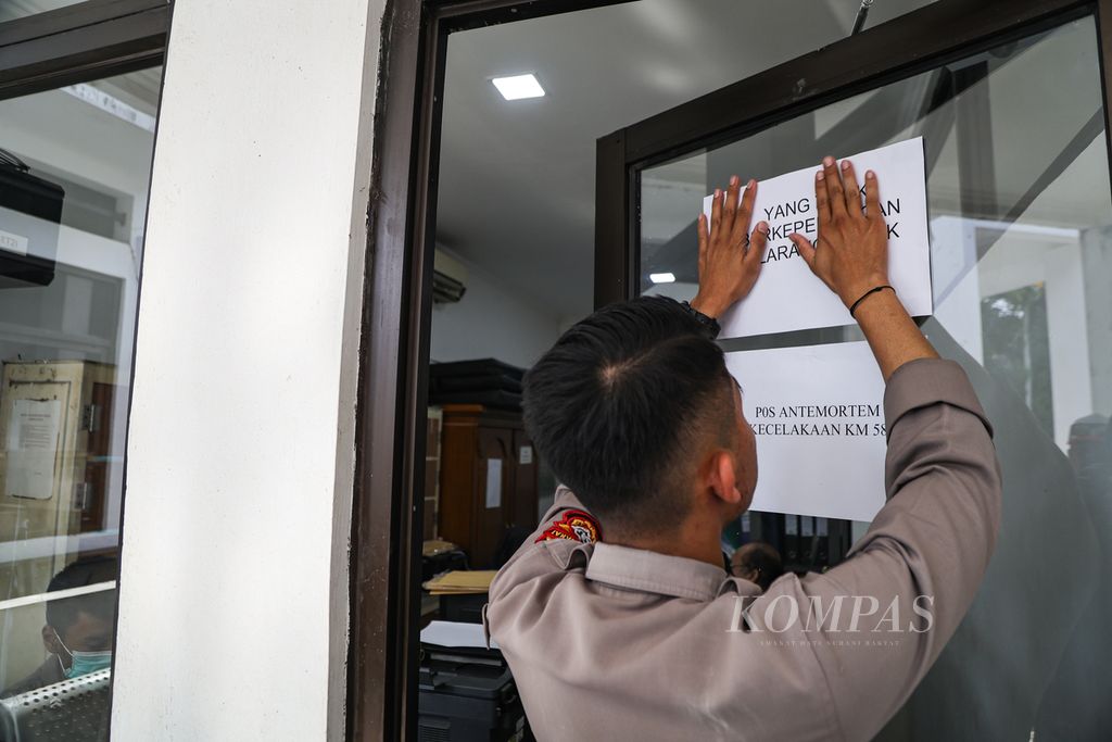 Polisi membuka pos antemortem untuk pencocokan data keluarga dengan korban kecelakaan di Kilometer 58 Jalan Tol Jakarta-Cikampek di RSUD Karawang, Jawa Barat, Senin (8/4/2024).