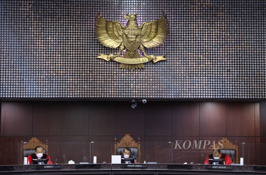 Hakim Mahkamah Konstitusi (MK) Anwar Usman (tengah), Aswanto (kiri), dan Arief Hidayat mengikuti sidang putusan uji materi Undang-Undang (UU) Nomor 35 Tahun 2009 tentang Narkotika terhadap UUD 1945 di Mahkamah Konstitusi, Jakarta, Rabu (20/7/2022). Pada hari yang sama, MK juga menolak permohonan tiga perkara uji formil UU Nomor 3 Tahun 2022 tentang Ibu Kota Negara.