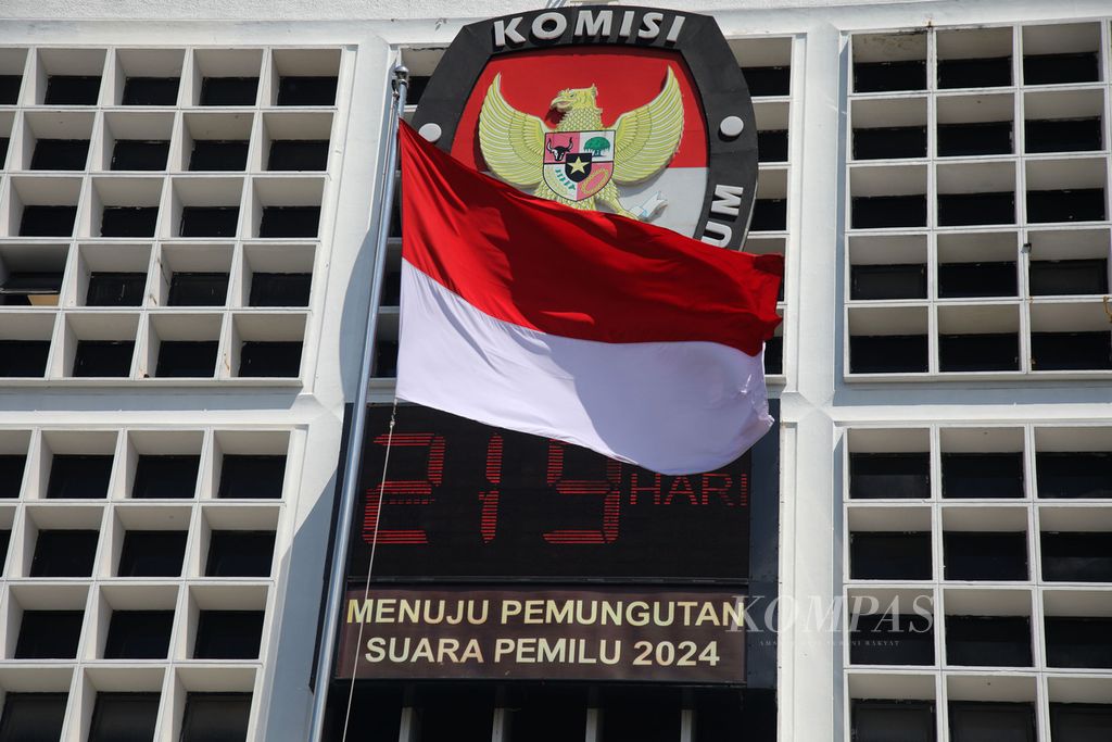 Papan elektronik hitung mundur pelaksanaan pemilu di kantor KPU, Jakarta, Minggu (9/7/2023). 