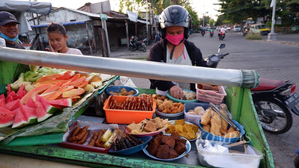 Pembeli memilih makanan di gerobak <i>gilo-gilo</i> di Jalan Hasanudin, Kota Semarang, Jawa Tengah, Rabu (29/7/2020). 