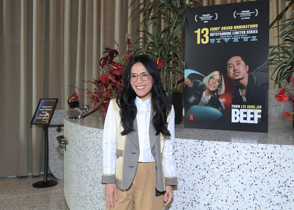 Komedian Ali Wong berbicara di atas panggung selama acara Beef Tastemaker Netflix di Netflix Tudum Theater pada 9 Desember 2023 di Los Angeles, California, Amerika Serikat