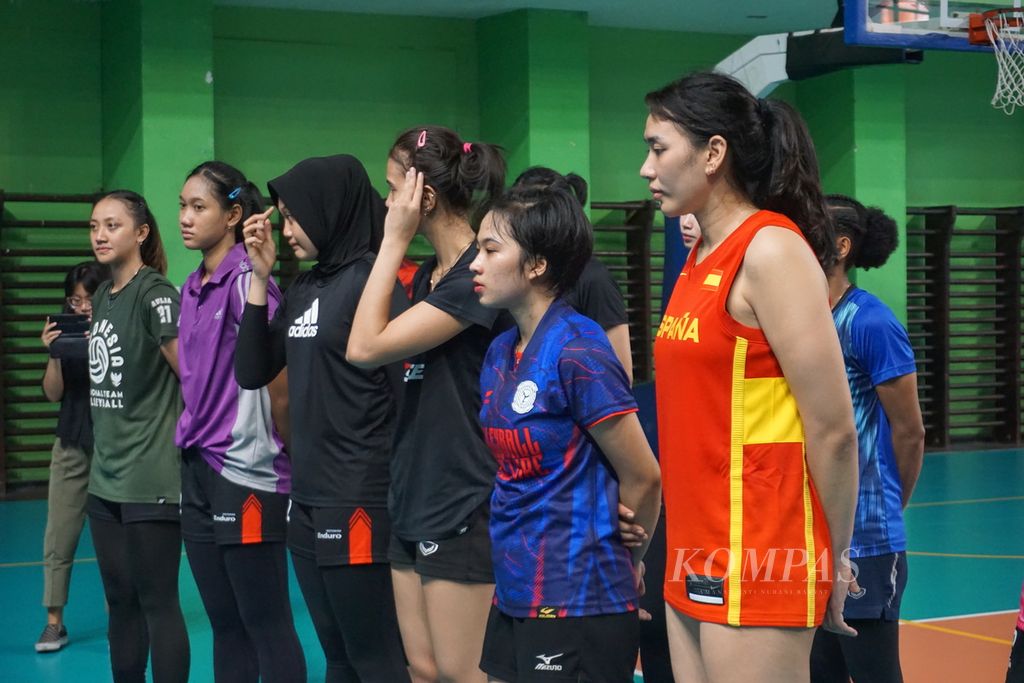 The members of the Indonesian women's national volleyball team, also known as the All Star Indonesia team, conducted their first training session at GOR Bulungan, South Jakarta, on Friday (19/4/2024), ahead of an exhibition match against a South Korean club previously led by Megawati Hangestri, Daejeon Jung Kwan Jang Red Sparks.