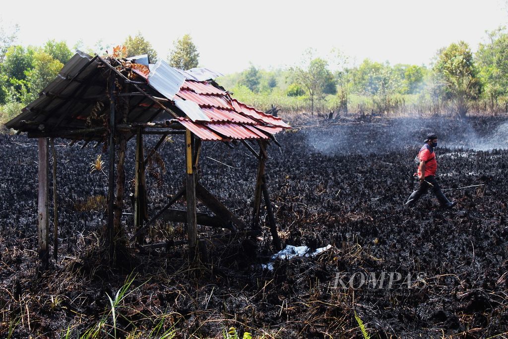 Tanah kapling perumahan di Jalan Kalibata, Kota Palangkaraya, Kalimantan Tengah, Senin (14/8/2023), hangus terbakar. Karhutla di Kota Palangkaraya sudah menghanguskan puluhan hektar lahan.