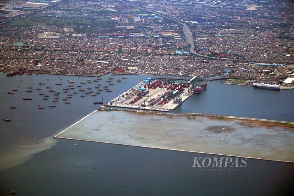 Kawasan Pelabuhan Tanjung Priok, Jakata, Selasa (19/10/2021). 